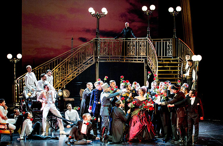 Camille Schnoor (Hanna Glawari), Ensemble, Ballett und Herrenchor des Staatstheaters am Gärtnerplatz bei Die Lustige Witwe ©Foto: Marie Laure Briane 